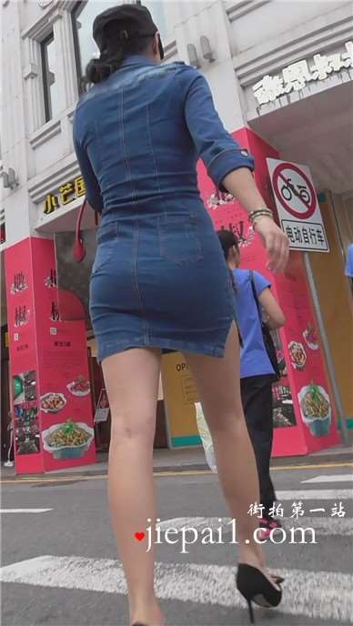 街拍性感包臀牛仔裙高跟鞋美少妇，成熟有韵味 [909 MB]