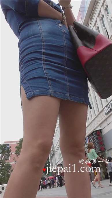 街拍性感包臀牛仔裙高跟鞋美少妇，成熟有韵味 [909 MB]