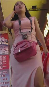 街拍粉色包臀裙美女 [649 MB]