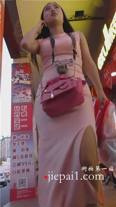 街拍粉色包臀裙美女 [649 MB]