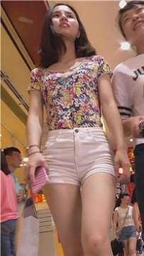 街拍碎花衬衫白紧苹果臀热裤美女 [428 MB]