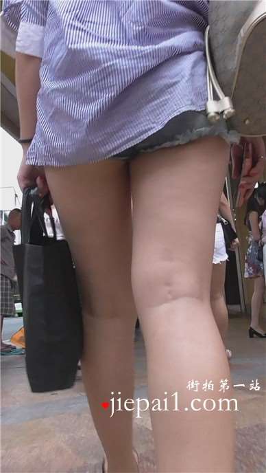街拍超短牛仔短裤光腿小美女与闺蜜 [510 MB]