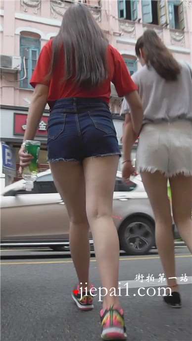 街拍高腰蜜桃臀的热裤女孩 [579 MB]