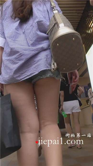 街拍超短牛仔短裤光腿小美女与闺蜜 [510 MB]