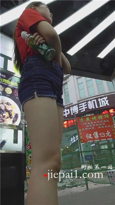 街拍高腰蜜桃臀的热裤女孩 [579 MB]