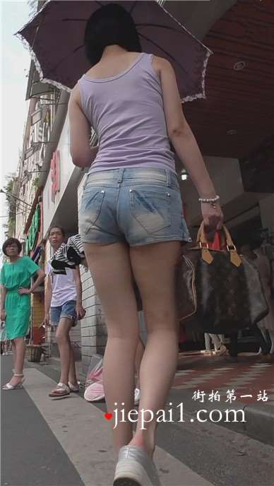 街拍性感小翘臀热裤光腿背心女孩 [968 MB]
