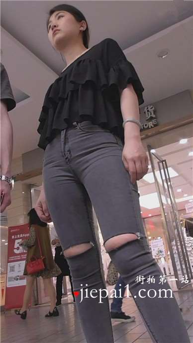 街拍极品紧身灰牛美女  [860 MB]