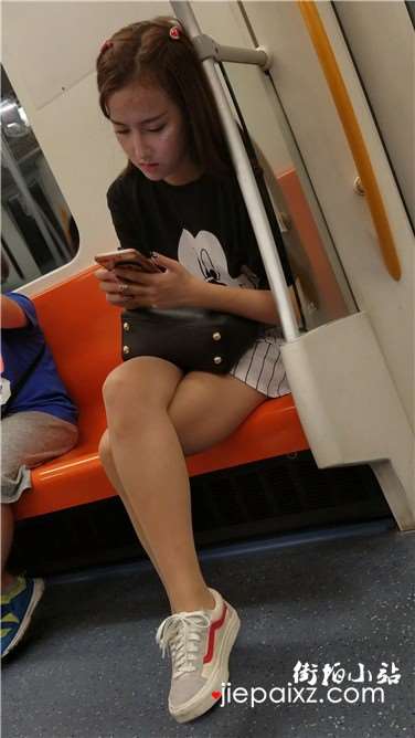 4k超清，地铁玩手机入迷的美腿娇小可爱气质美眉