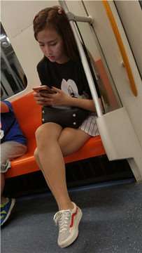 4k超清，地铁玩手机入迷的美腿娇小可爱气质美眉