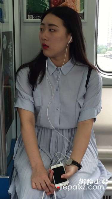 有点小忧郁的文艺小清新美眉