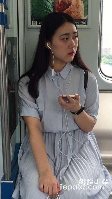 有点小忧郁的文艺小清新美眉