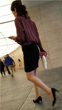 4k超清，步伐矫健长腿高跟包臀裙美女