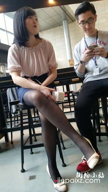 4k超清，粉衣黑丝袜美眉