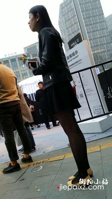 4k超清，气质短裙黑丝长腿美女在街头等密友逛街