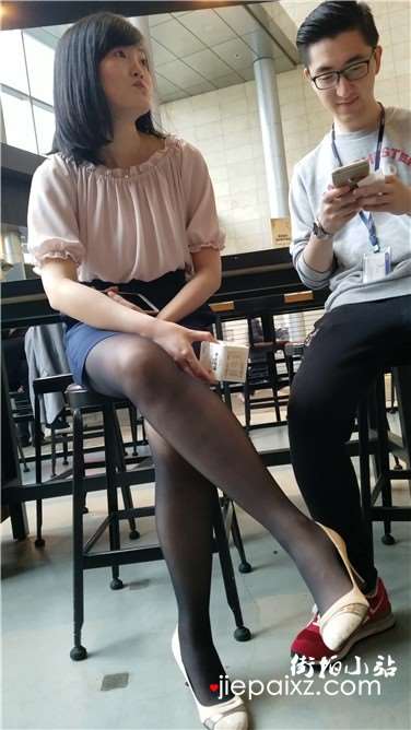 4k超清，粉衣黑丝袜美眉