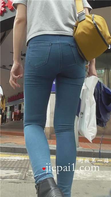 紧身蓝牛学生妹的小翘臀 [723 MB]