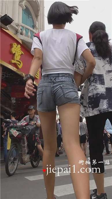 修长美腿热裤运动鞋短发学妹陪妈妈逛街 [343 MB]