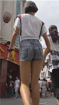 修长美腿热裤运动鞋短发学妹陪妈妈逛街 [343 MB]