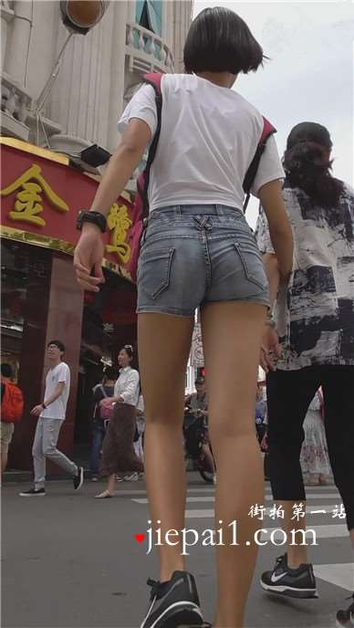 修长美腿热裤运动鞋短发学妹陪妈妈逛街 [343 MB]