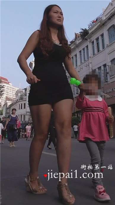 翘臀修身包臀裙美少妇，腿腿性感 [690 MB]