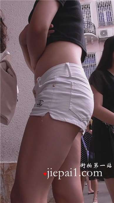 露脐装美臀热裤身材火爆的吃鸡少F [768 MB]