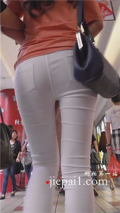 熟女的紧身白裤美臀超级诱惑 [783 MB]