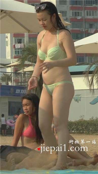 海边拍摄丰满白皙比基尼美少F [1.09 GB]