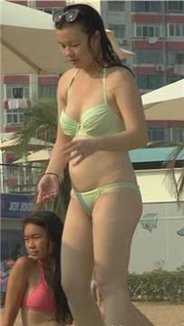 海边拍摄丰满白皙比基尼美少F [1.09 GB]