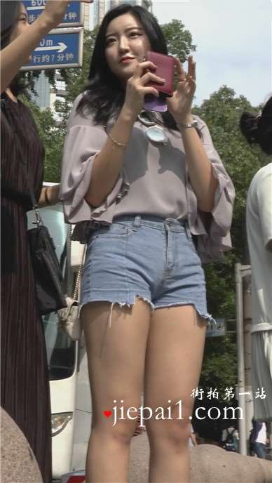 高挑美腿热裤美女跟姐妹一路走一路拍 [965 MB]