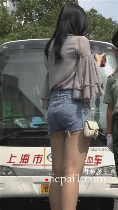 高挑美腿热裤美女跟姐妹一路走一路拍 [965 MB]