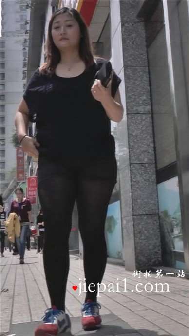 街拍粉衣黑丝热裤美眉身材太诱人 [807 MB]