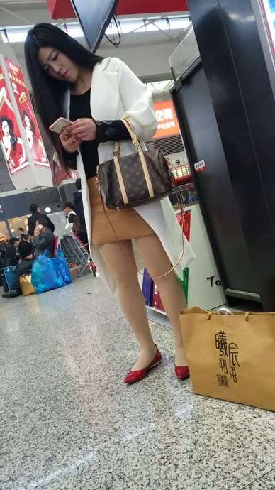 4k超清，红色平底鞋肉丝袜短裙漂亮御姐