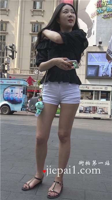 4k-街拍清新甜美热裤美女小姐姐跟闺蜜有说有笑 [2.99 GB]