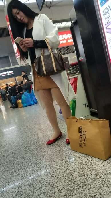 4k超清，红色平底鞋肉丝袜短裙漂亮御姐
