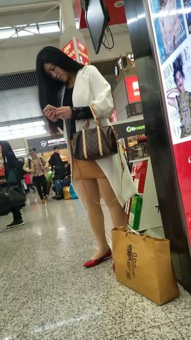 4k超清，红色平底鞋肉丝袜短裙漂亮御姐