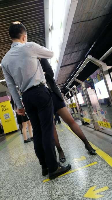 4k超清，黑丝性感大妹子地铁站跟男友撒娇