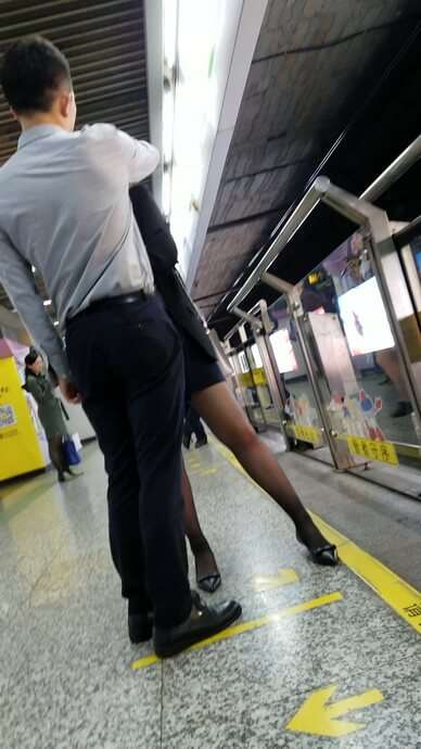 4k超清，黑丝性感大妹子地铁站跟男友撒娇