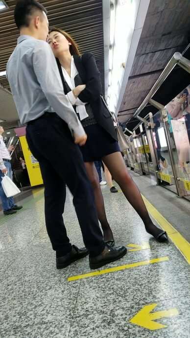 4k超清，黑丝性感大妹子地铁站跟男友撒娇