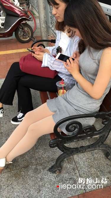 跟闺蜜聊天的肉丝袜小清新美眉