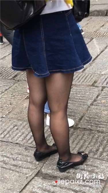 街拍诱人黑丝袜短裙美眉