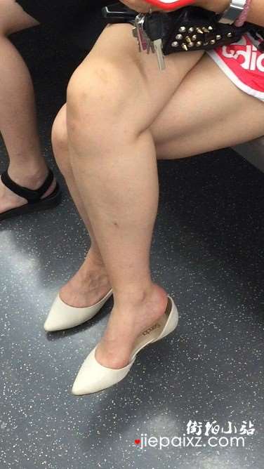 地铁拍摄白皙美腿挑鞋的女孩