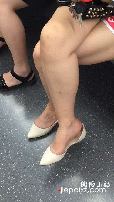 地铁拍摄白皙美腿挑鞋的女孩