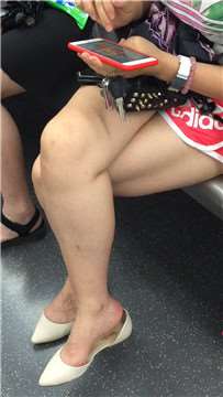 地铁拍摄白皙美腿挑鞋的女孩