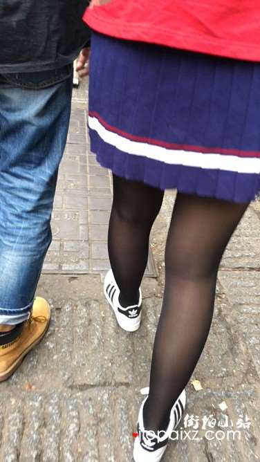街拍黑丝学生妹