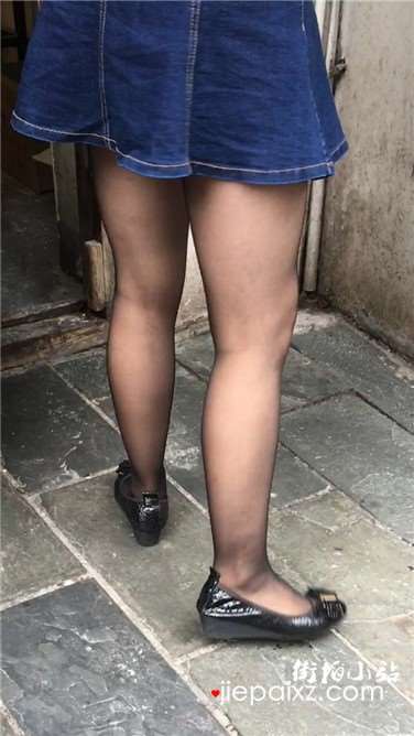 街拍诱人黑丝袜短裙美眉