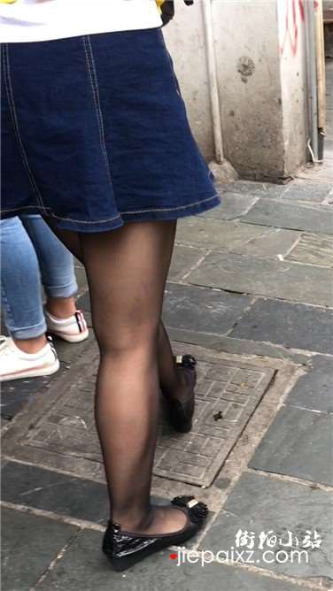 街拍诱人黑丝袜短裙美眉