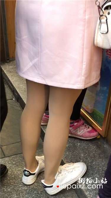 街拍粉裙丝袜美丽小清新学生妹