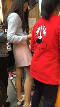 街拍粉裙丝袜美丽小清新学生妹
