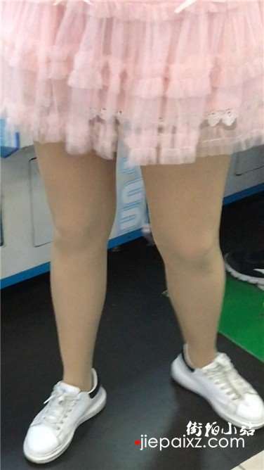 街拍粉裙丝袜可人小妹