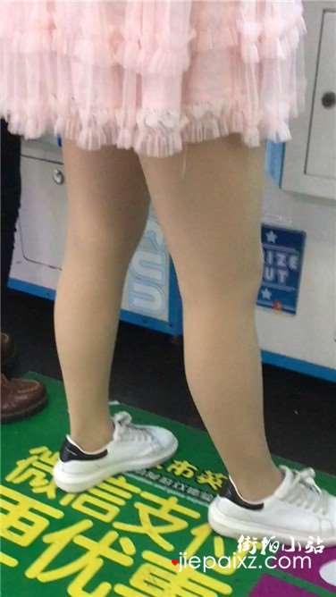 街拍粉裙丝袜可人小妹
